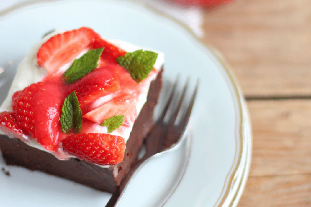 Browniekuchen mit Erdbeeren &amp; Minze | Rezept