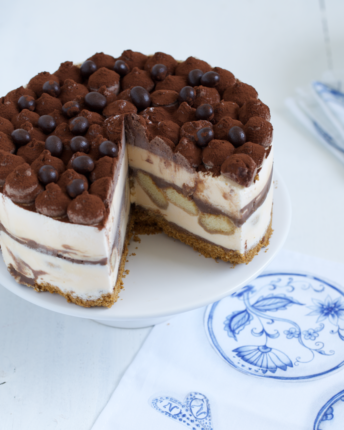 eis-tiramisu-kaesetorte-anschnitt Eine Eis-Tiramisu-Käsetorte im Anschnitt, dekoriert mit VIVANI Choco Dragées Espresso.