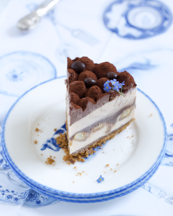 eis-tiramisu-kaesetorte-stueck-gross Ein Stück Eis-Tiramisu-Käsetorte, dekoriert mit VIVANI Choco Dragées Espresso.