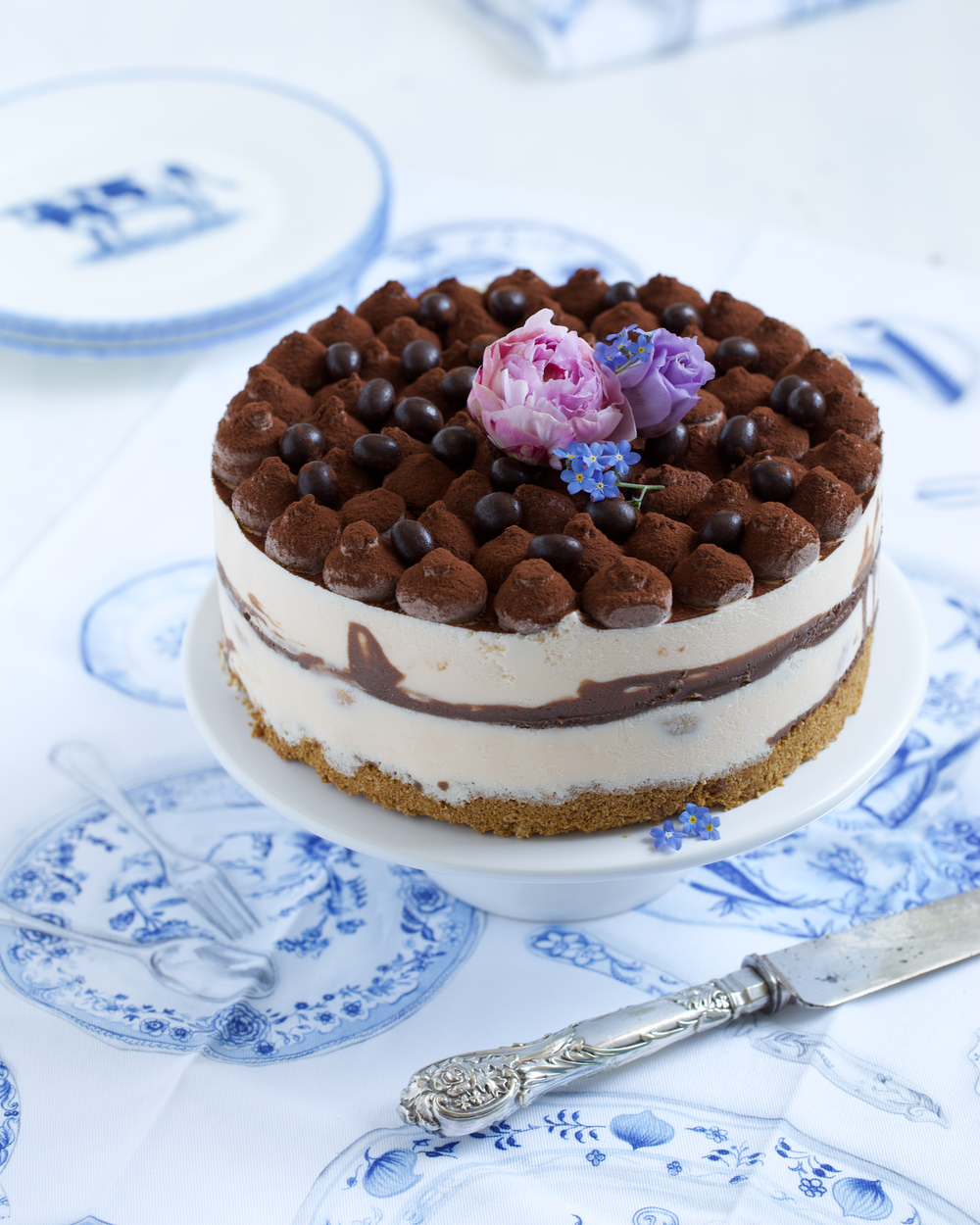 Eine Eis-Tiramisu-Käsetorte, dekoriert mit VIVANI Choco Dragées Espresso.