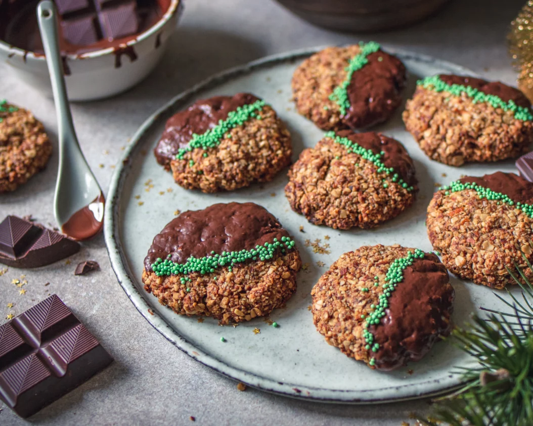 Die veganen Hafer-Chia-Cookies sind mit VIVANI-Schokolade und bunten Streuseln dekoriert ein echter Hingucker