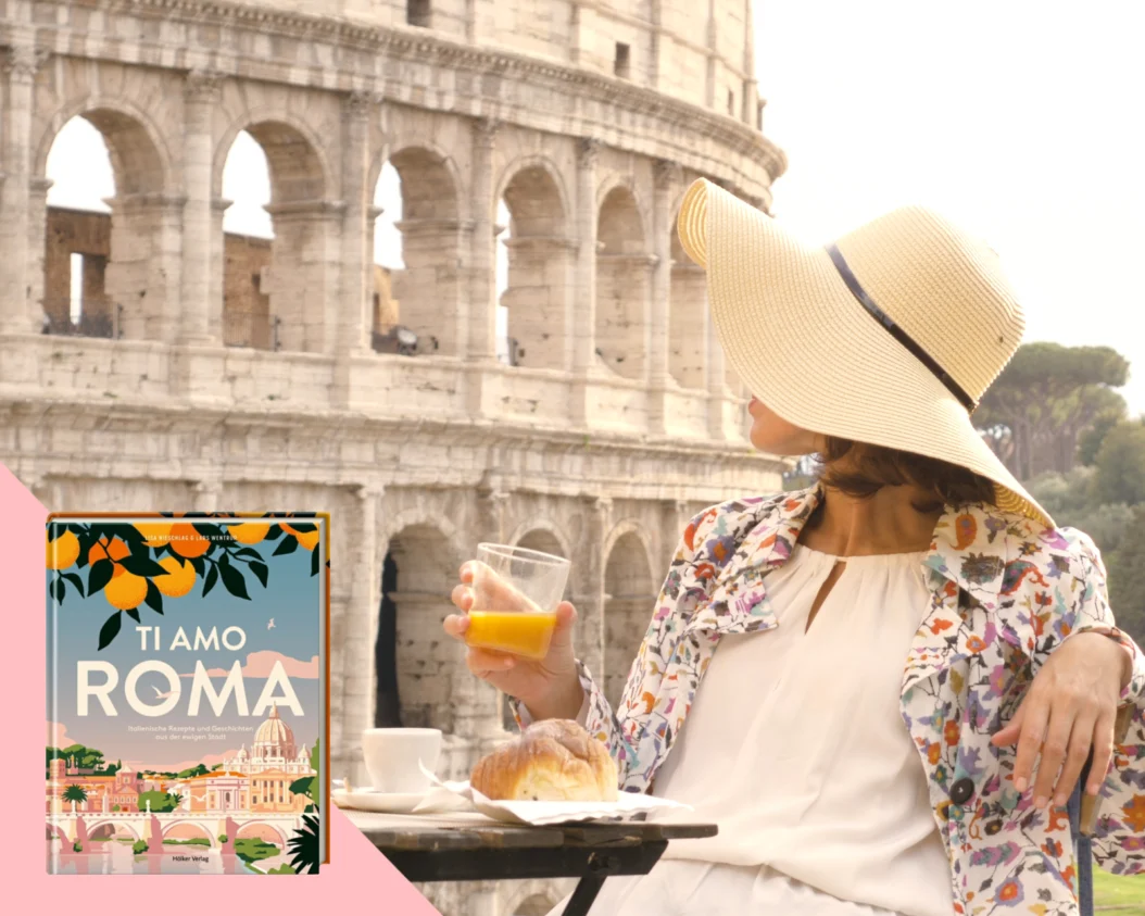 Frau frühstückt vor dem römischen Kolosseum mit Buch 