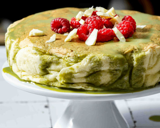 cotton-sponge-cake-matcha-weisse-schokolade-vivani-small Cotton Sponge Cake mit Weiße-Schokolade-Matcha-Sauce und Himbeeren von VIVANI Bio-Schokolade.