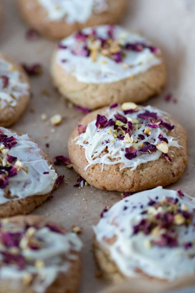 Cookies mit weißer Schokolade, Rosenwasser, essbaren Blüten und Pistazien.