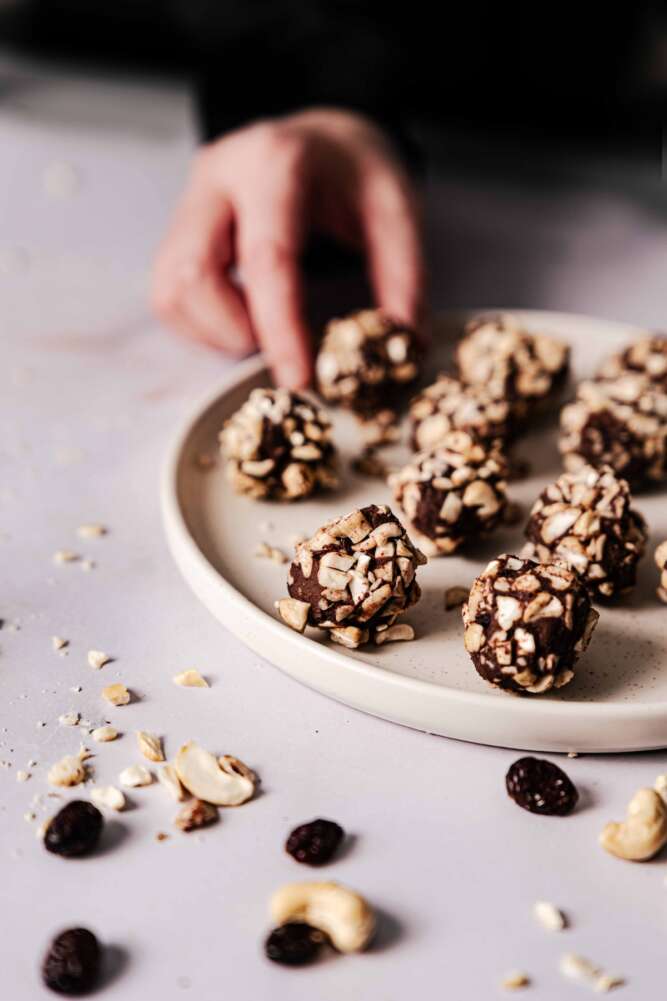 Schokoladentrüffel mit Cranberrys, Cashewkernen und Brandy.