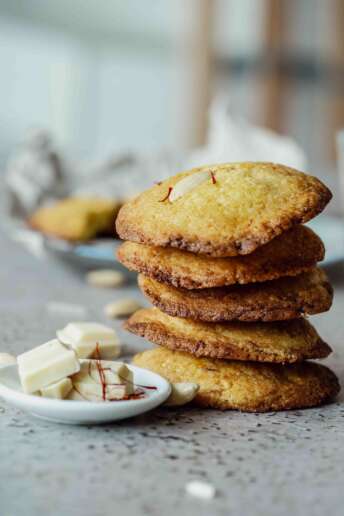 Safran-Cookies mit weißer Schokolade und ganzen Mandeln