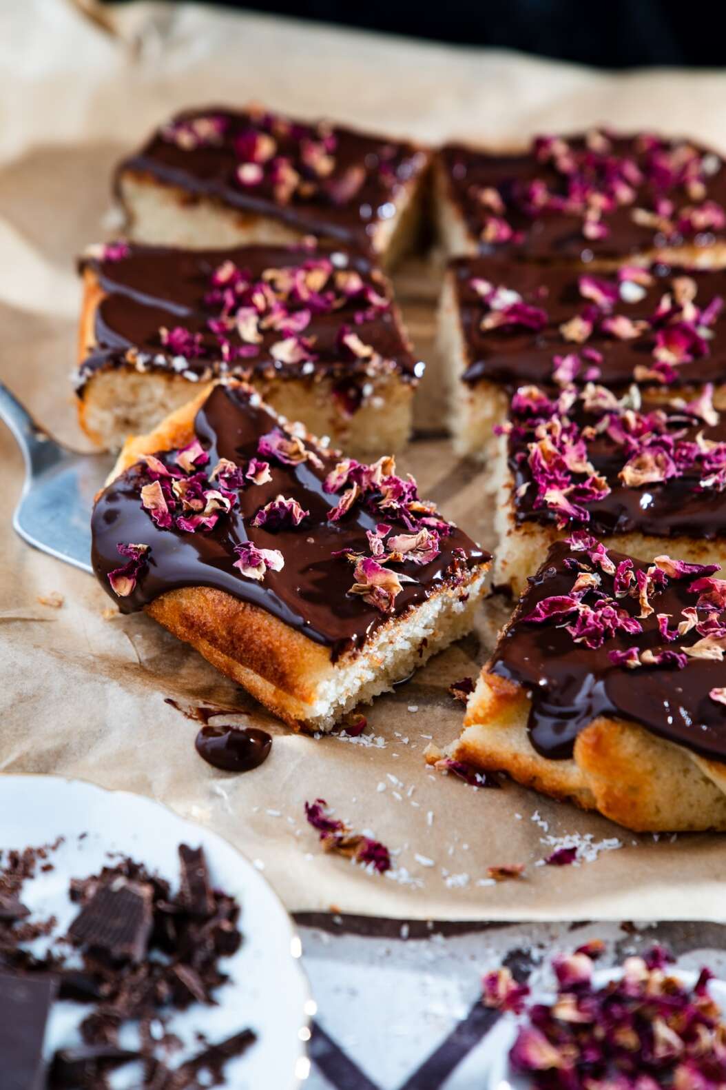 Schokoladen-Grießkuchen mit essbaren Rosenblütenblättern von VIVANI.