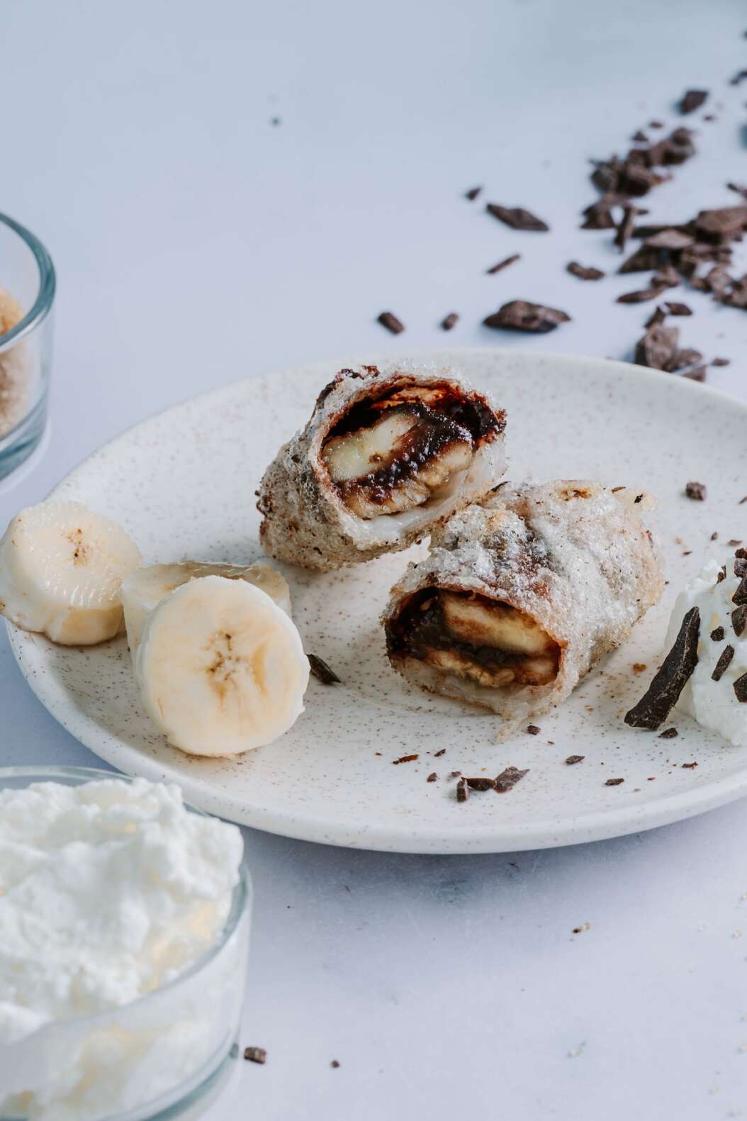 Süße Frühlingsrollen gefüllt mit Banane und VIVANI Bio-Schokolade als Dessert.