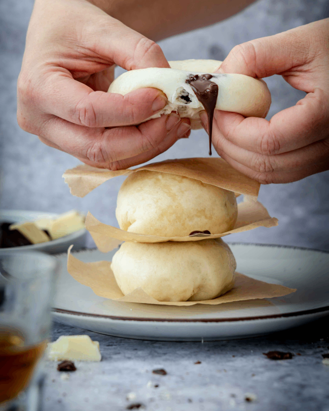 Chinesische Bao Buns Brötchen aus Hefeteig mit flüssiger Schokoladenfüllung.