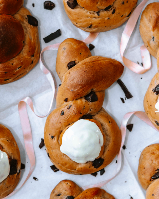 Chocolate Easter bunnies made from yeast dough and with large chunks of VIVANI chocolate.