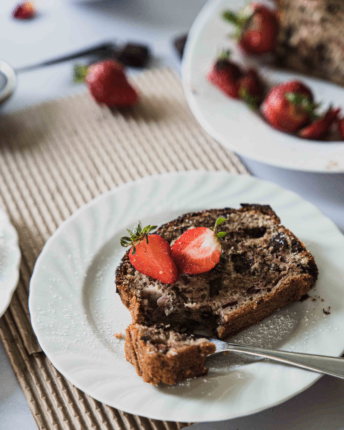Erdbeer-Stracciatella-Kuchen mit frischen Erdbeeren und Bitterschokolade von VIVANI.