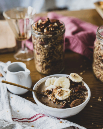 Selbstgemachtes, veganes Schoko-Granola mit frischer Banane und Hafermilch von VIVANI.