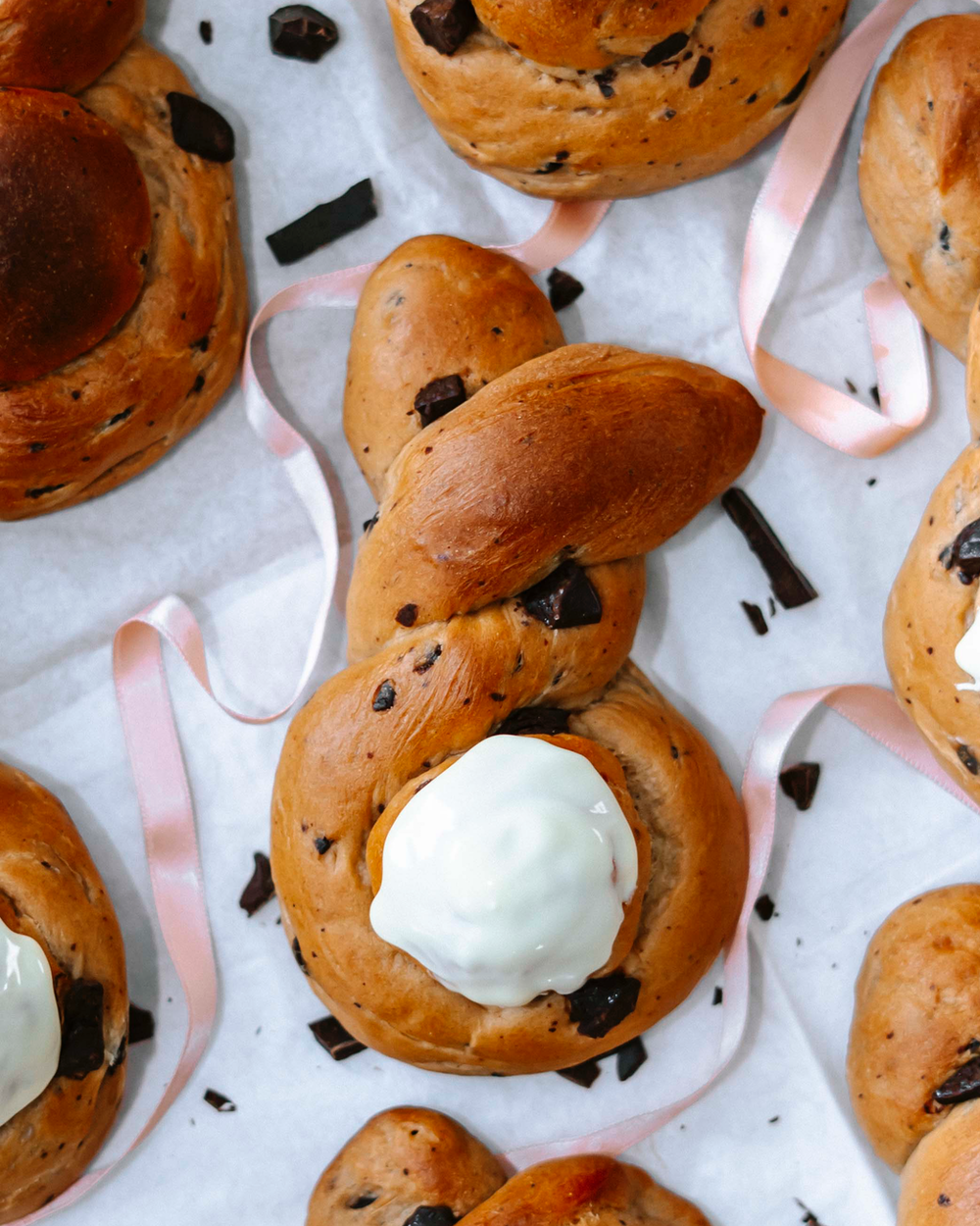 Schoko-Osterhasen aus Hefeteig mit dicken Stücken VIVANI Bio-Schokolade.