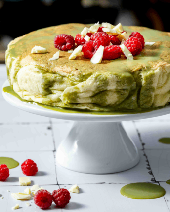 Cotton Sponge Cake mit Weiße-Schokolade-Matcha-Sauce und Himbeeren von VIVANI Bio-Schokolade.