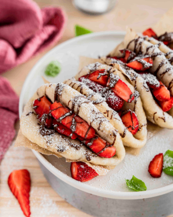 Gedämpfte Bao Buns mit frischen Erdbeeren und dunkler Nougatsauce von VIVANI Bio-Schokolade.