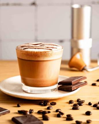Schokoladige Kaffeespezialität Mochaccino im Glas von VIVANI Bio-Schokolade.