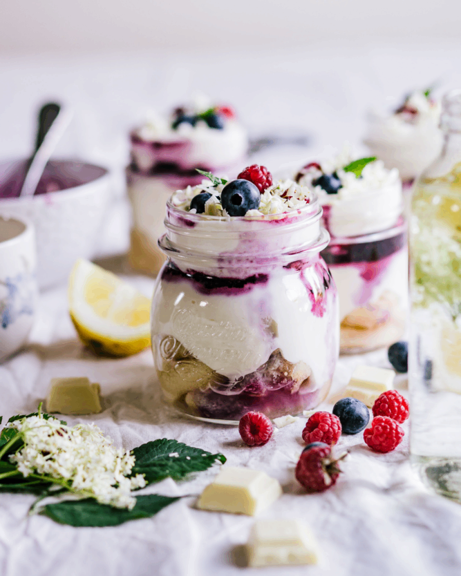 Beeren-Holunder-Tiramisu mit frischen Beeren und weißer Schokolade von VIVANI Bio-Schokolade.