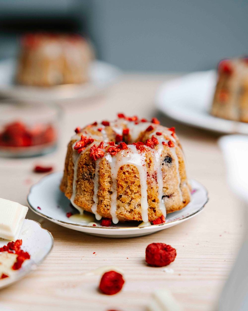 mini-bundt-cake-vivani-bio-schokolade Mini-Bundt-Cake mit weißer Schokoladenganache und getrockneten Himbeeren von VIVANI Bio-Schokolade.