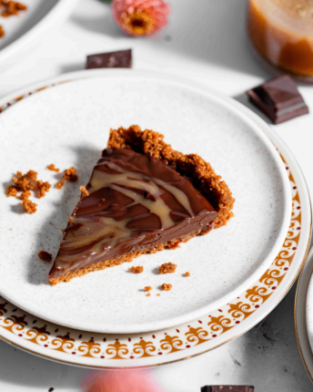 No-bake Tarte mit Schokoladenganache und Miso-Karamell-Sauce von VIVANI.