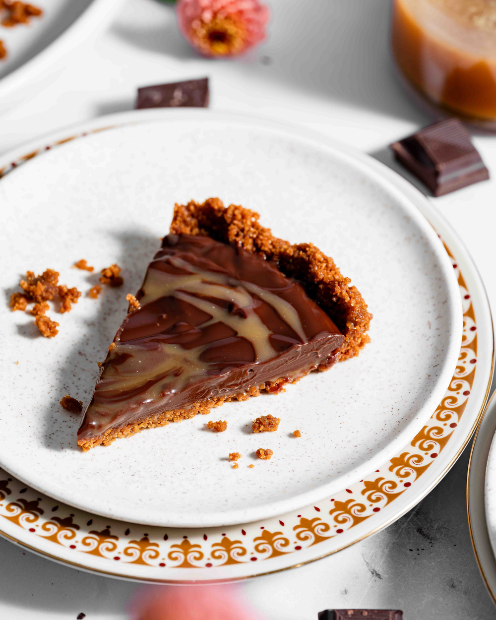 No-bake Tarte mit Schokoladenganache und Miso-Karamell-Sauce von VIVANI.