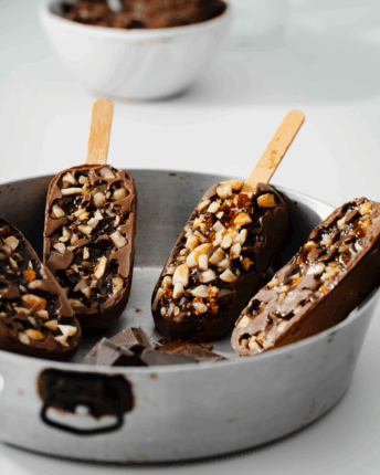 Avocado-Schoko-Popsicles mit Mandelkrokant von VIVANI.