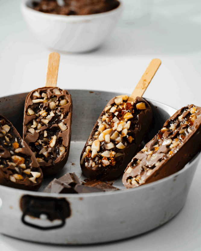 Avocado-Schoko-Popsicles mit Mandelkrokant von VIVANI.