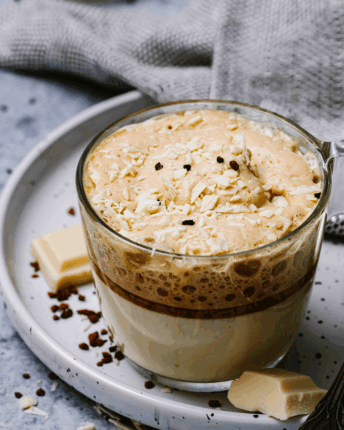 Verkehrter Affogato mit Dalgona Coffee Schaumschicht und weißer Schokolade von VIVANI.