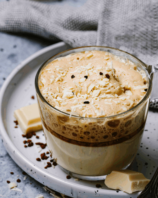 Verkehrter Affogato mit Dalgona Coffee Schaumschicht und weißer Schokolade von VIVANI.