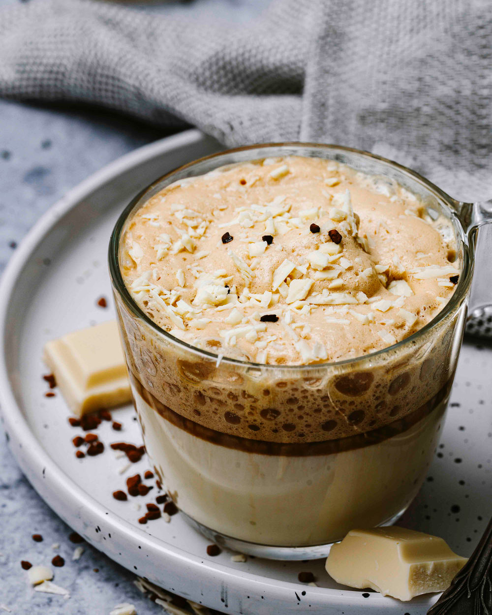 verkehrter-affogato-vivani Verkehrter Affogato mit Dalgona Coffee Schaumschicht und weißer Schokolade von VIVANI.