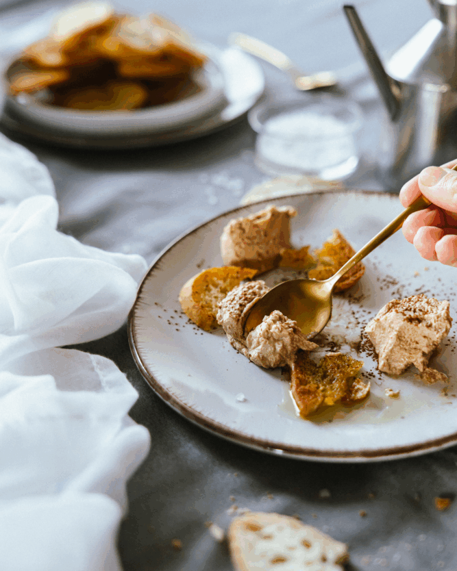 Dessert mit Crostini, Schokomousse-Nocken und Olivenöl.