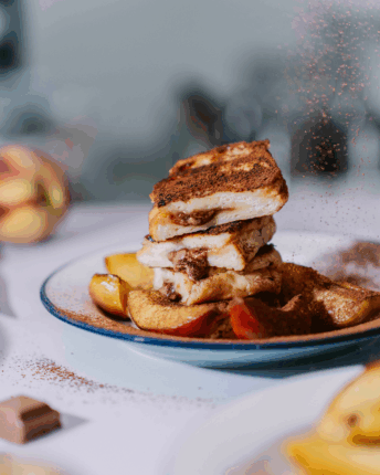 French Toast mit Schokoladenfüllung und karamellisierten Pfirsichen.