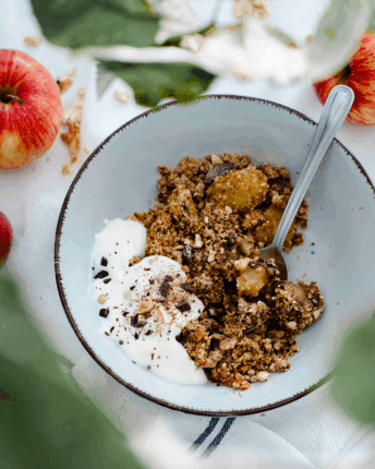Apfel-Crumble mit Schokostückchen und Joghurt.