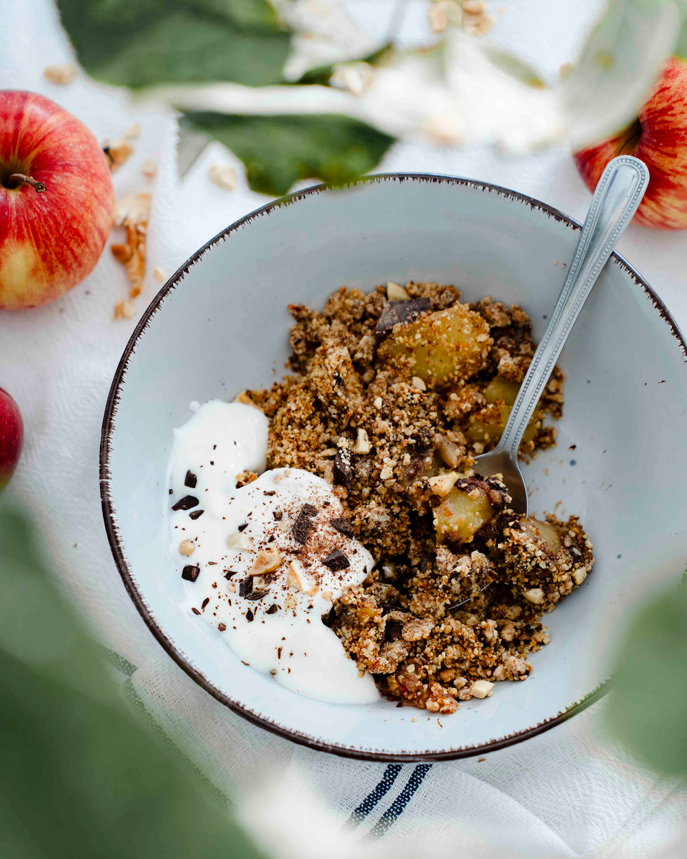 Apfel-Crumble mit Schokostückchen und Joghurt.
