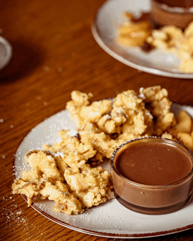 Kaiserschmarren mit karamellisierten Äpfeln und einer Schoko-Nougat-Sauce.