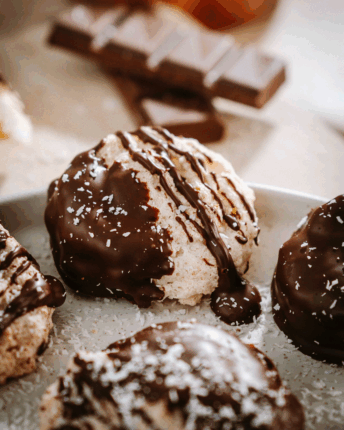 Kokosmakronen mit Bitterschokolade überzogen.