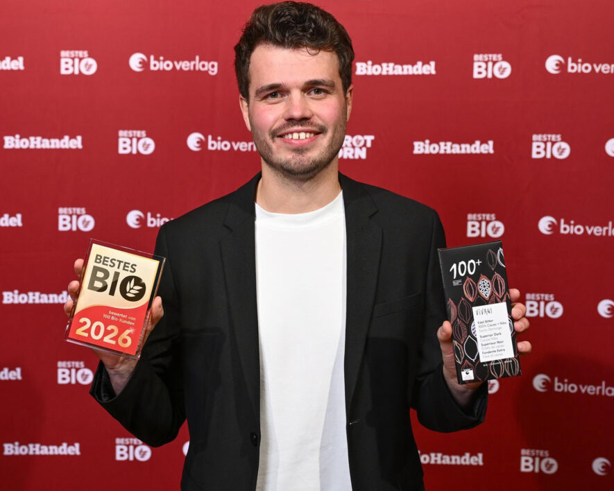 Vivani Geschäftsführer Noel Meyer mit dem 'Bestes Bio 2026' Award und der Gewinnerschokolade 