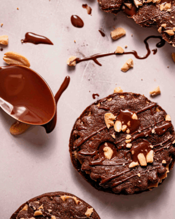 Weihnachtliches Linzer Auge mit Schokoladenfüllung und Erdnüssen.