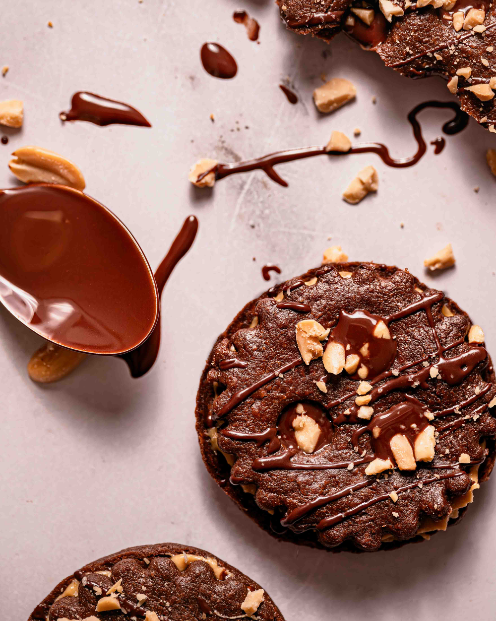 Weihnachtliches Linzer Auge mit Schokoladenfüllung und Erdnüssen.
