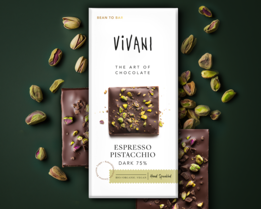 Bean-to-Bar Bioschokolade handbestreut mit gesalzenen Pistazien und Espressopulver
