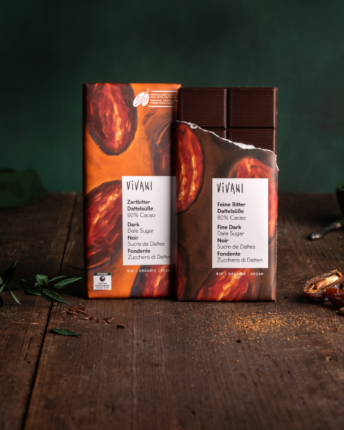 Zwei Vivani Bio Dattelschokoladen - natürlich gesüßt mit 100% Dattelsüße. Mit 60 % Kakaogehalt und mit 80 % Kakaogehalt.