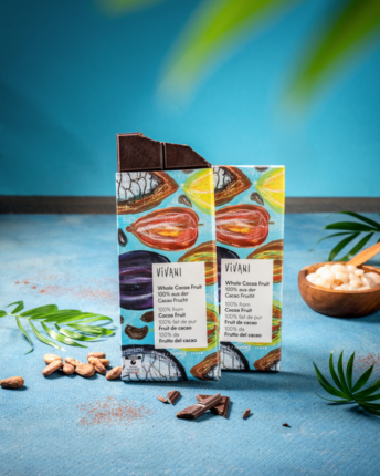 Zwei Tafeln Whole Cocoa Fruit von VIVANI Bio-Schokolade mit Dekoration.