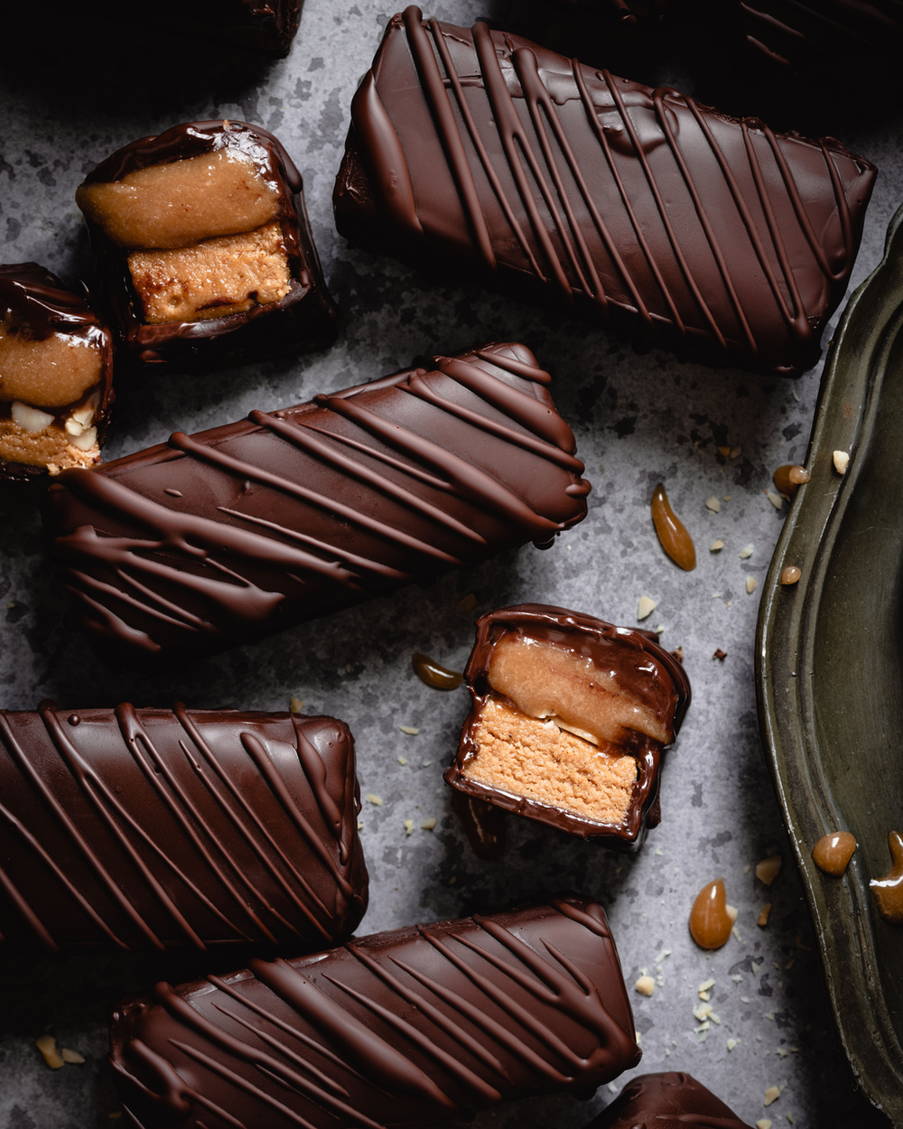 Schoko-Erdnuss-Riegel wie Snickers mit mehreren Schichten und einem dunklen Schokoladenmantel.