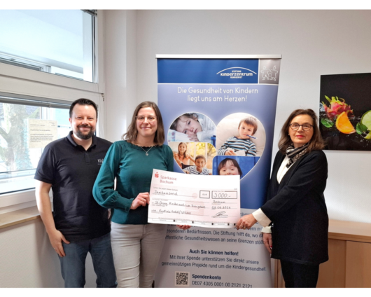 Alexander und Katharina Kuhlmann von VIVANI Bio-Schokolade übergeben einen Spendencheck an Angela Siebold, Vorsitzende der Stiftung Kinderzentrum Ruhrgebiet.