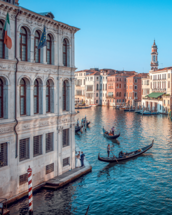 Impression aus Venedig mit antiken Häusern, Kanälen und Gondeln.