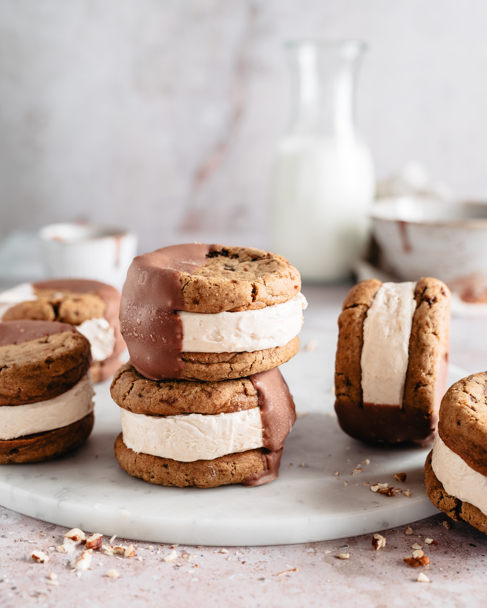Ice Cream Cookie Sandwiches mit Vollmilchschokoladenüberzug.