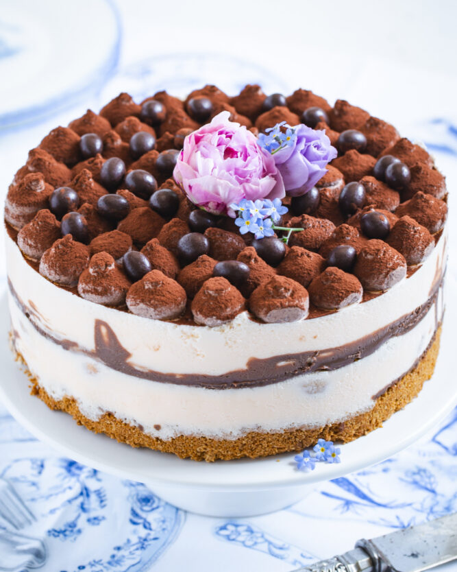 An ice cream tiramisu cheesecake, decorated with VIVANI Choco Dragées Espresso.