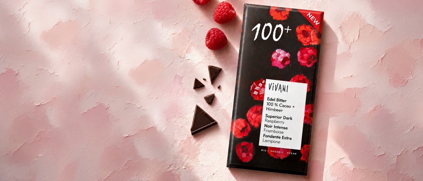 Die neue VIVANI Tafelschokolad Edel Bitter 100 % Cacao + Himbeer kommt ohne zugesetzten Kristallzucker aus