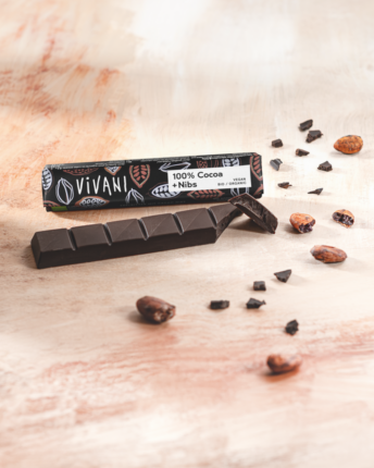 riegel-100-prozent-cocoa-plus-nibs-vivani-bio-schokolade Der Riegel 100 % Cocoa + Nibs von VIVANI Bio-Schokolade, auch ausgepackt und mit Kakaosplittern.